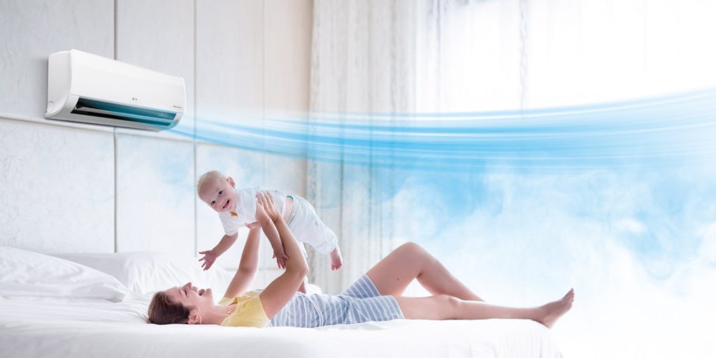LG Klimaanlage bläst kühle Luft über Mutter und Baby im Schlafzimmer, sorgt für angenehmes und sanftes Raumklima